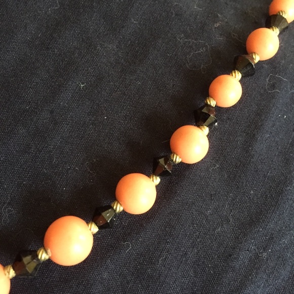 Vintage coral and jet bead necklace. - Picture 2 of 8